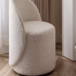 كرسي جانبي من البوكليه والخشب السويدي - بيج فاتح